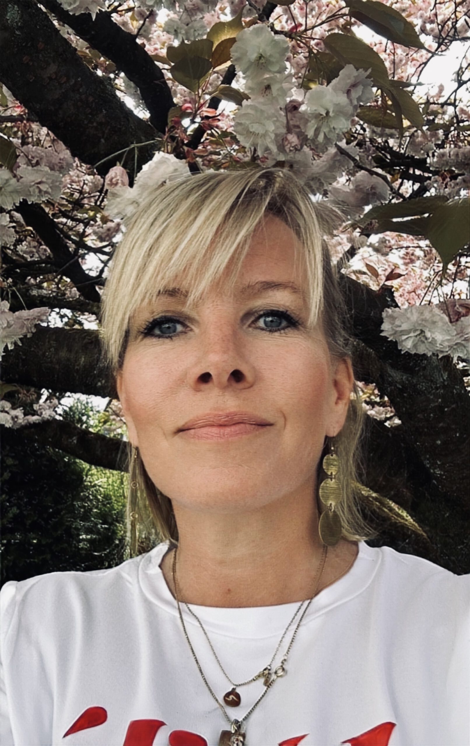 RINGANA Partnerin Eva Janew vor einem Kirschblütenbaum.